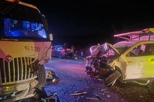 Un fuerte accidente en la carretera Saltillo-Zacatecas dejó un muerto y 21 lesionados tras el choque entre una camioneta y dos camiones de transporte