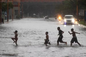 El huracán Melissa alcanzó la Categoría 4 con potencial de ascender a 5, provocando lluvias torrenciales que amenazan con inundaciones