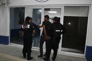 La Policía Preventiva Municipal detuvo en la colonia Rogelio Montemayor a un hombre que portaba un cuchillo de 20 centímetros en la vía pública, quedando