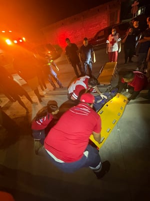 Un joven de 19 años terminó con fracturas en brazo y fémur derechos al estrellarse contra el camellón central de la Avenida 18 Oriente en Monclova,