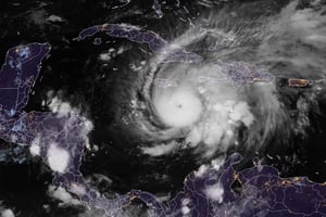 El Estado Mayor de la Defensa Civil de Cuba decretó la fase de 'alarma' en las provincias orientales ante la inminente llegada del huracán Melissa,