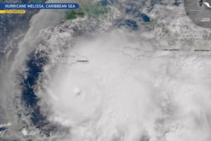 El huracán Huracán Melissa, de categoría 5, deja al menos tres muertos, más de 50 000 personas sin electricidad y entrará de lleno en Jamaica en la madrugada
