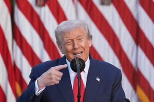 El presidente de Estados Unidos, Donald Trump, bromeó durante una cena con empresarios en Japón al reconocer que a veces 'perturba' a los mercados