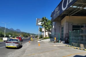 Un hombre perdió la vida la mañana de este martes tras ser arrollado por una camioneta mientras realizaba labores de limpieza frente a un negocio ubicado sobre