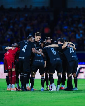 El Apertura 2025 define su líder. Cruz Azul, con sus destinos en mano, vive una emocionante carrera por la cima contra Toluca y Tigres.  A dos jornadas