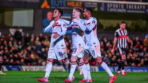 El Brentford se impuso con contundencia sobre el Grimsby Town en un encuentro vibrante de la EFL Cup, dejando fuera al equipo local tras un marcador abultado.