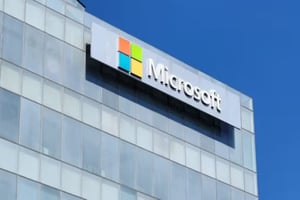 Microsoft trabaja para solucionar una interrupción en Azure que dejó fuera de servicio a Office 365, Minecraft y Xbox Live, afectando usuarios globalmente.