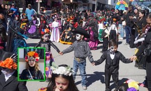 El tradicional desfile de Catrinas y Calaveritas en Sabinas reunió a preescolares y familias, celebrando la cultura mexicana con creatividad y alegría