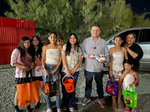 Como cada año, Omar Corral llevó dulces y sonrisas a niños y familias en Nueva Rosita y localidades cercanas durante la celebración de Halloween.  Omar Corral