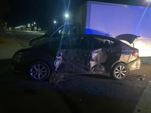 Un conflicto personal terminó en accidente luego de que una mujer impactara el vehículo de su esposo al sorprenderlo con otra persona en San Juan de Sabinas.