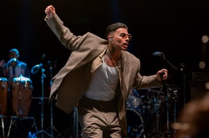 El puertorriqueño Rauw Alejandro llega a México con su esperado tour Cosa Nuestra, una gira que celebra sus raíces caribeñas y conquista los escenarios