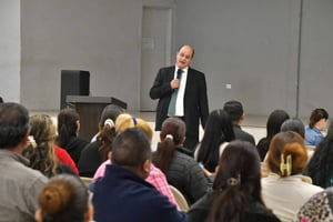 La secundaria Vito Alessio Robles recibió al ingeniero, inventor y escritor Jesús Tobías, quien compartió sus experiencias y conocimientos sobre