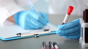 Un nuevo estudio sugiere que un análisis de sangre que combina tres marcadores específicos podría identificar a las personas con un riesgo casi triple