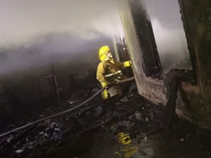 El cuerpo de Bomberos y Protección Civil de Múzquiz atendió un incendio en un inmueble abandonado en la zona centro del municipio, logrando controlar el fuego