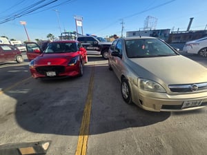 Un descuido al volante termina en daños materiales.  Un percance vial en el bulevar Harold R. Pape, a la altura del cruce con la calle Matamoros, generó