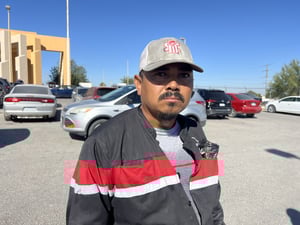 José Luis Troche Murillo, originario de Honduras, acudió este martes a la Fiscalía General para gestionar la devolución de su motocicleta, robada hace