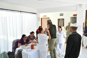 La Jurisdicción Sanitaria No. 3 aplicó vacunas contra COVID e Influenza a elementos del Ejército Mexicano y sus familias en el cuartel de Múzquiz, reforzando