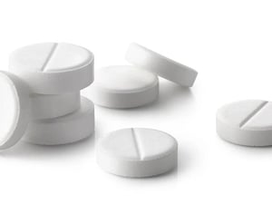 El uso de aspirina en dosis bajas ya no se recomienda de forma generalizada para prevenir problemas cardíacos, pero podría ser beneficioso para quienes