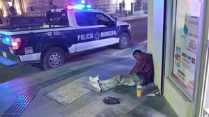 Se quedó dormido en la vía pública tras ingerir Tonayán.  El conocido limosnero “Pepito”, habitual en la Zona Centro de Monclova, fue detenido nuevamente