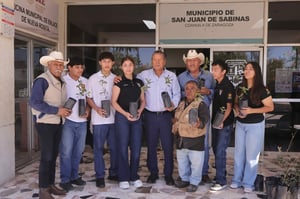 El alcalde Óscar Ríos Ramírez encabezó una jornada de reforestación en San Juan de Sabinas, en la que familias del municipio recibieron árboles para fortalecer