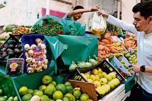 La inflación anual en México se ubicó en 3.57% en octubre, su primera disminución en dos meses, a pesar del mayor incremento mensual en lo que va del año.