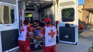 Cuerpos de rescate y seguridad se movilizaron al sitio.  Un hombre resultó lesionado al precipitarse desde el techo de su casa en la colonia El Campanario