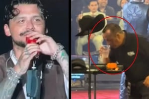 Un video viral muestra al equipo de Christian Nodal oliendo y retirando sus bebidas en pleno concierto, desatando curiosidad y debate en redes sociales.