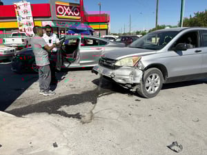 Un conductor de la tercera edad no respetó la señal de alto.  La tarde de este viernes, un aparatoso accidente de tráfico dejó una mujer y dos menores
