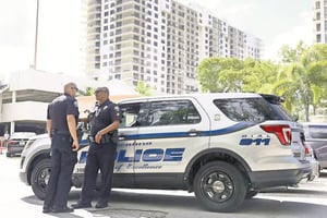 Un automóvil que huía de la policía a alta velocidad terminó impactando contra un bar en Tampa, Florida, dejando cuatro muertos y 11 heridos.  Durante