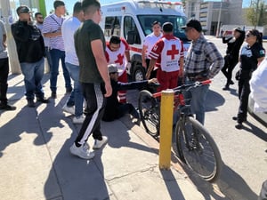 Daños por más de 6 mil pesos y posible fractura.  Un joven ciclista que circulaba en sentido contrario sobre el bulevar Harold R. Pape, a la altura