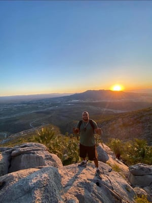    En Castaños, Coahuila, José Pedro Martínez Romero ha dedicado su vida a compartir su pasión por las artes marciales mixtas.  Desde su academia, ubicada