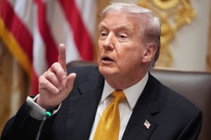 El presidente de Estados Unidos, Donald Trump, aseguró este domingo que cada estadounidense recibirá un bono de 'al menos 2,000 dólares' gracias a los ingresos