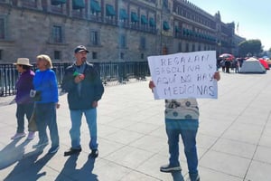 Un grupo de ciudadanos se manifestó frente a Palacio Nacional para exigir justicia por el asesinato del alcalde de Uruapan, Carlos Manzo.  La mañana de este