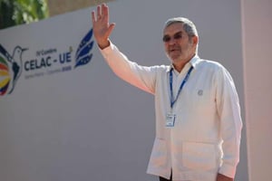 El canciller Juan Ramón de la Fuente encabeza la representación de México en la IV Cumbre CELAC-Unión Europea, celebrada en Santa Marta, Colombia.