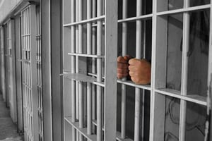 Un nuevo motín en la cárcel de Machala, Ecuador, dejó cuatro muertos y 34 heridos, reavivando la crisis de violencia en el sistema penitenciario.  El Servicio