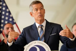 El cierre del gobierno federal amenaza con paralizar el tráfico aéreo en Estados Unidos, advirtió el secretario de Transporte, Sean Duffy, ante creciente