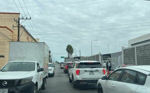 Las interminables filas de vehículos que buscan cruzar hacia Estados Unidos por el Puente Internacional número I han generado un verdadero caos vial