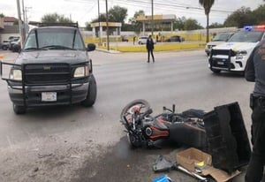 Un motociclista resultó con lesiones de gravedad luego de ser impactado por una camioneta la tarde de este domingo en el ejido Piedras Negras. De acuerdo