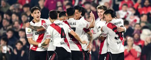     Dua Lipa se encuentra en La Bombonera para presenciar el Superclásico entre Boca Juniors y River Plate, correspondiente a la fecha 15 del Torneo Clausura