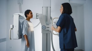 Las mujeres con diagnóstico de cáncer de mama avanzado ahora viven, en promedio, entre seis y siete meses más que hace unos diez años, según un nuevo informe