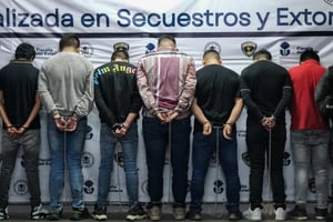 Siete hombres fueron detenidos por la Fiscalía de Jalisco, acusados de extorsionar y secuestrar choferes en el corredor industrial del municipio de El Salto,