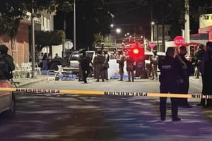 Una fiesta en Culiacán terminó en tragedia cuando hombres armados abrieron fuego contra los asistentes, dejando cuatro muertos y cuatro heridos, entre ellos