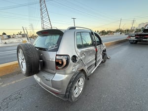La camioneta Crossfox impactó una Explorer y luego rebotó contra el muro del puente.  La mañana de este lunes, un fuerte choque entre dos camionetas dejó como