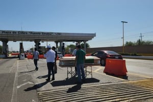 Campesinos de Sinaloa colocaron un ataúd simbólico en la caseta de Cuatro Caminos, en Guasave, como protesta por la falta de precios justos al maíz.