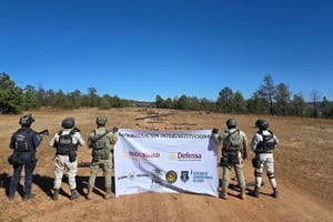 Autoridades estatales localizaron y destruyeron una pista de aterrizaje clandestina en Guachochi, Chihuahua, presuntamente vinculada con grupos del crimen