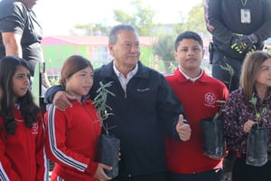 El alcalde Óscar Ríos Ramírez entrega 1,500 árboles y material escolar en la primaria “Manuel Villarreal Cárdenas”, fortaleciendo educación y medio ambiente