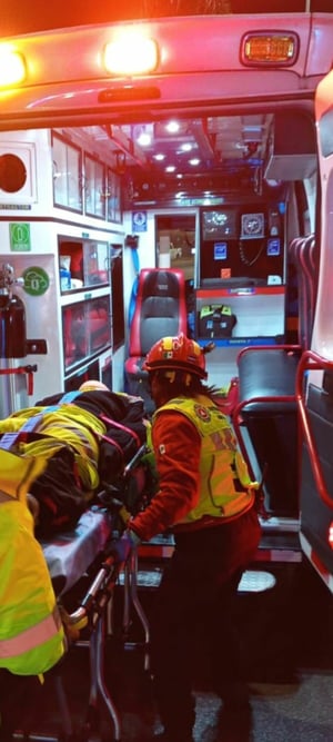 .Intentó cruzar corriendo a unos metros de un puente peatonal.  Una imprudente maniobra casi le cuesta la vida a Marco Antonio Medina, un joven originario