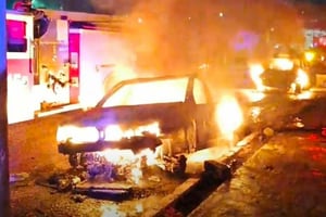 Autoridades no descartan que el siniestro haya sido provocado.  La madrugada de este martes, dos vehículos resultaron completamente calcinados en la colonia