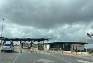Piedras Negras, Coah.– El costo para cruzar de regreso desde Eagle Pass hacia Piedras Negras aumentó oficialmente a cinco dólares, una tarifa que, aunque