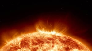 Durante la madrugada de este martes, el Sol registró una potente explosión que liberó nubes de plasma y campos magnéticos hacia el espacio, las cuales impactan